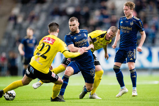 Djurgårdens Jesper Karlström och Elliot Käck i kamp om