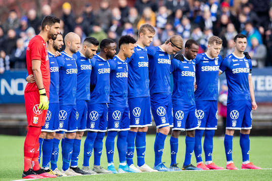 Tyst minut för bortgångne Stefan Lindqvist