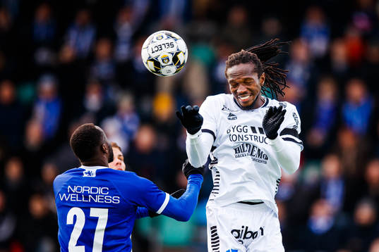 Sirius Kebba Ceesay och IFK Göteborgs Nzuzi Toko