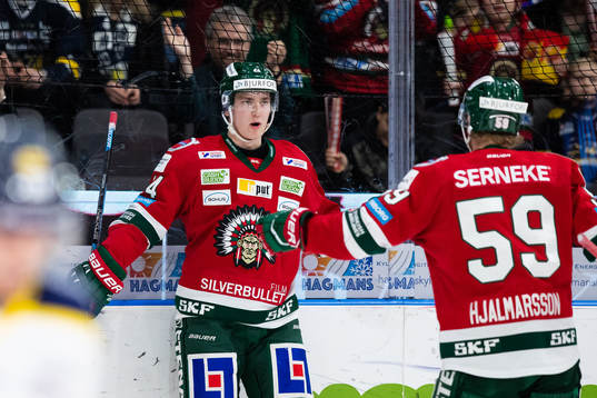 Frölundas Jacob Peterson jublar med Simon Hjalmarsson