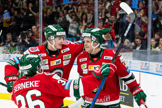 Frölundas Max Friberg jublar ihop med Jacob Peterson och