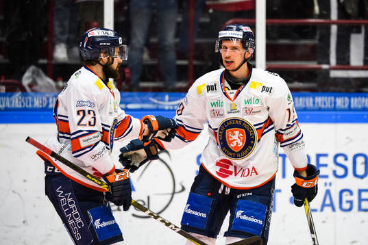 Växjös Casey Bailey och Roman Horak jublar