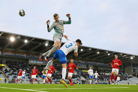 Falkenbergs målvakt Johan Brattberg och IFK Norrköpings Rasmus Stensbæk Lauritsen nder fotbollsmatchen i Svenska Cupen mellan IFK Norrköping och Falkenberg den 7 mars 2020 i Norrköping.