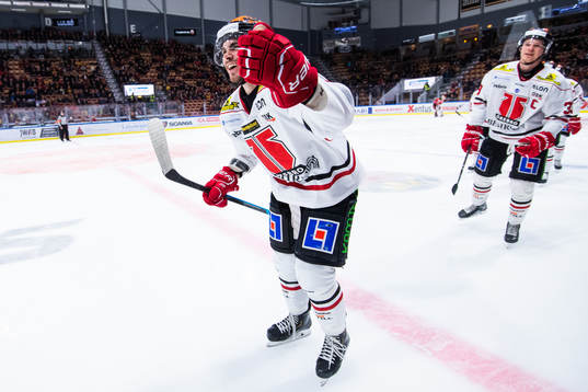 Örebros Jordan Boucher jublar