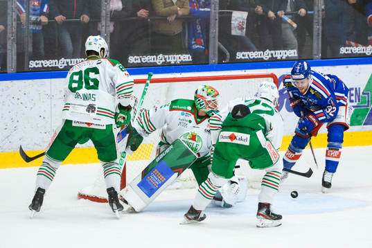 Oskarshamns Markus Modigs oroar framför Rögles målvakt