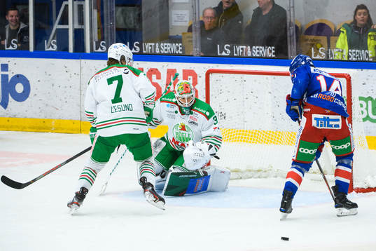 Oskarshamns Pontus Netterberg oroar framför Rögles Erlend