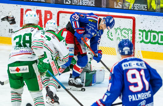 Oskarshamns Johannes Salmonsson och Rögles målvakt Roman