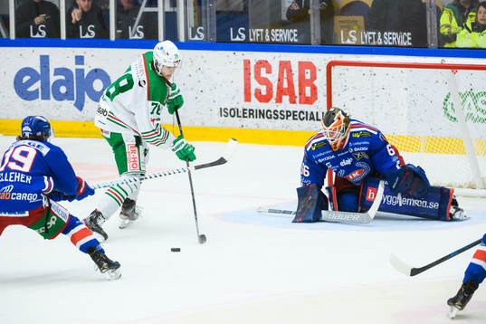 Oskarshamns målvakt Tex Williamsson och Rögles Dominik