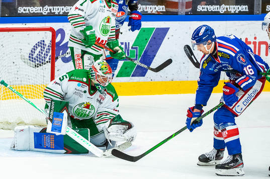 Oskarshamns Arsi Piispanen och Rögles målvakt Roman Will