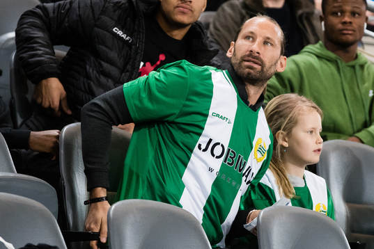 Hammarbys fd målvakt Johan Wiland på läktaren