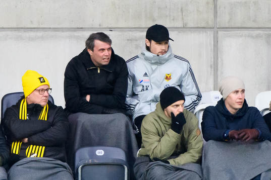 Daniel Kindberg, tidigare ordförande för Östersunds FK, och Östersunds lagledare Alexander Kindberg på läktaren