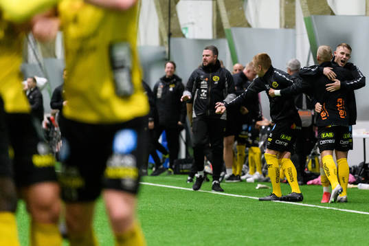 Spelarna och ledare på bänken jublar efter 1-0
