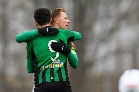 Varbergs Jesper Modig och Astrit Seljmani jublar