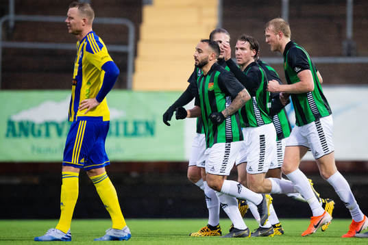 Gais Richard Yarsuvat jublar med lagkamrater