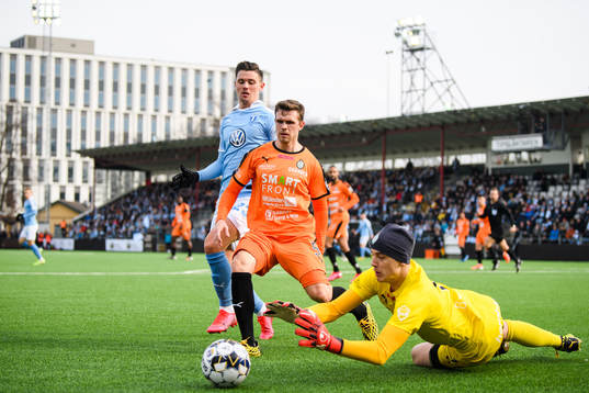 AFC Eskilstunas målvakt Wille Jakobsson  räddar skott framför Jesper Manns och Malmö FFs Marcus Antonsson 