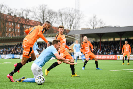 Malmö FFs Eric Larsson och AFC Eskilstunas Ferid Ali
