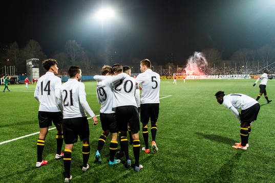 s Robin Tihi, Jasir Asani. Saku Ylätupa, Rasmus Lindkvist och Karol Mets jublar efter 1-0 under fotbollmatchen i Svenska Cupen mellan AIK och Kalmar den 9 mars 2020 i Stockholm.