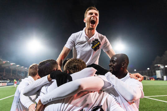 s Saku Ylätupa jublar med lagkamrater efter 2-0 under fotbollmatchen i Svenska Cupen mellan AIK och Kalmar den 9 mars 2020 i Stockholm.