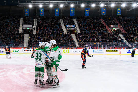 Rögles Daniel Bertov jublar med lagkamrater