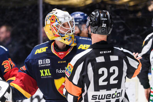 Djurgårdens målvakt Karri Rämö och domare Andreas