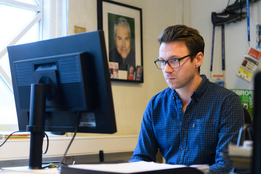 Anders Bengtsson arbetar vid sitt skrivbord på