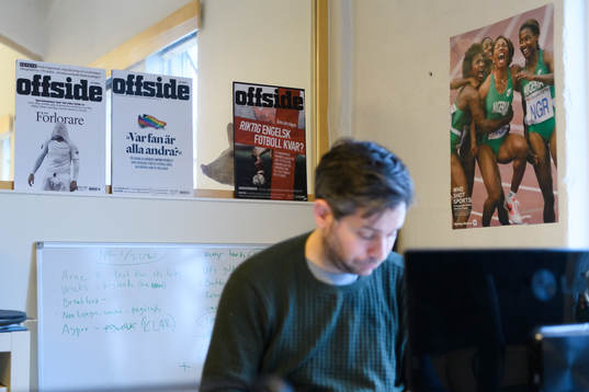 Johan Orrenius arbetar vid sitt skrivbord på