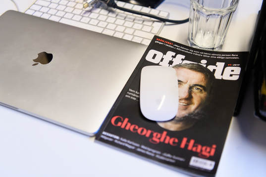 Ett nummer av Offside används som musmatta på