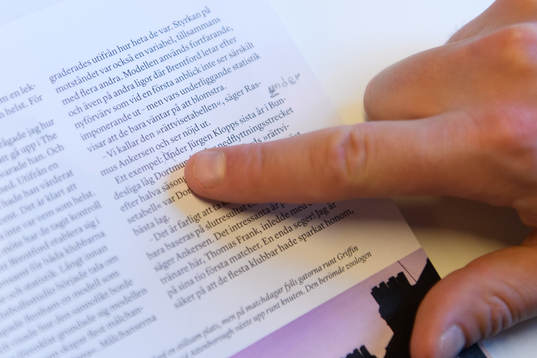 Anders Bengtsson visar på korrekturfel i fotbollsmagasinet