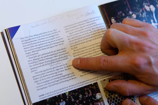Anders Bengtsson visar på korrekturfel i fotbollsmagasinet