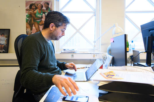 Johan Orrenius arbetar vid sitt skrivbord på