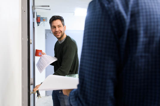 Johan Orrenius öppnar dörren till lokalen där han och