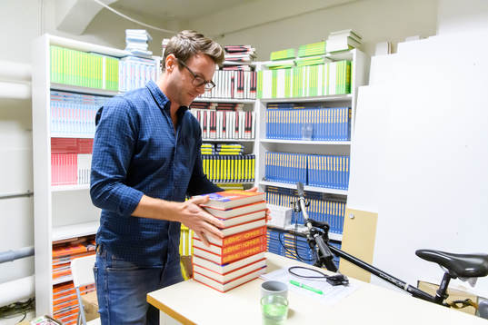 Anders Bengtsson förbereder för inspelning av podden för