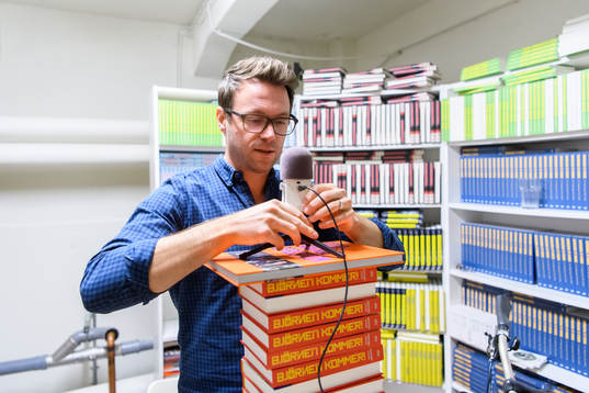 Anders Bengtsson förbereder för inspelning av podden för