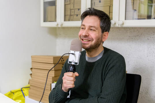 Johan Orrenius spelar in podden för fotbollsmagasinet