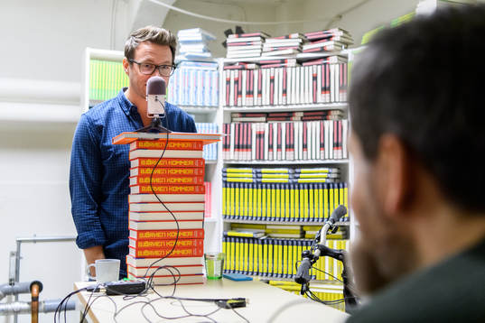 Anders Bengtsson spelar in podden för fotbollsmagasinet