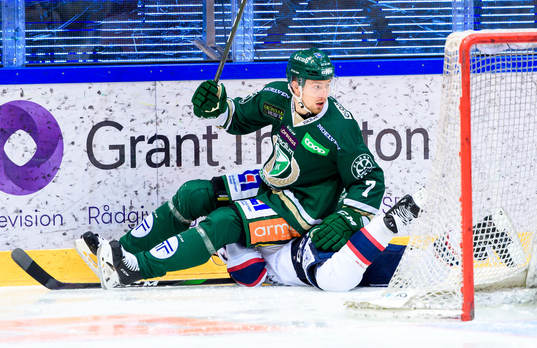 Färjestads Johan Ivarsson sitter på en Linköpingsspelare