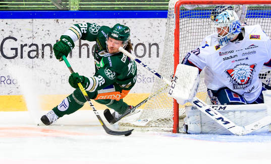 Färjestads Jesper Olofsson och Linköpings målvakt Jacob