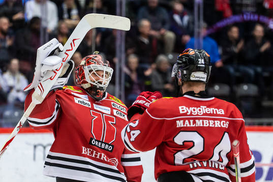 Örebros målvakt Dominik Furch jublar