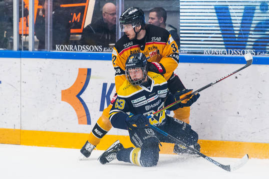 s Zion Nybeck i kamp om pucken