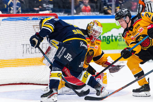 s Filip Sandberg med läge framför Luleås målvakt