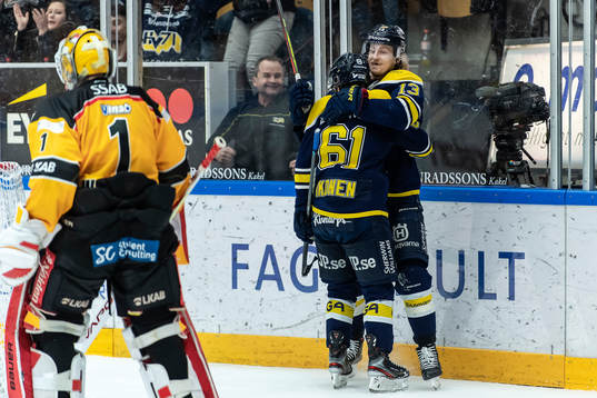 s Juuso Ikonen och Oscar Sundh jublar