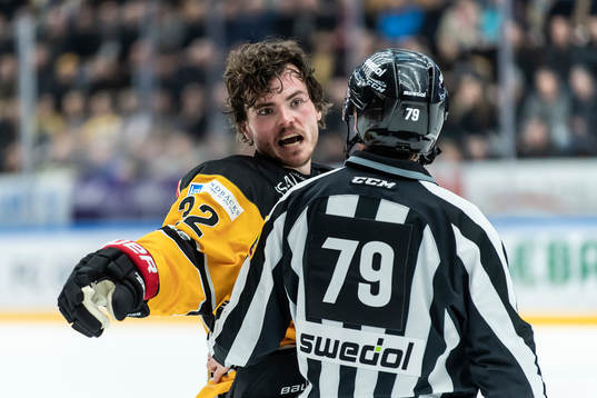 Luleås Oscar Engsund reagerar