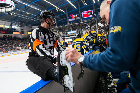 Domare Richard Magnusson får sin skridsko kollad