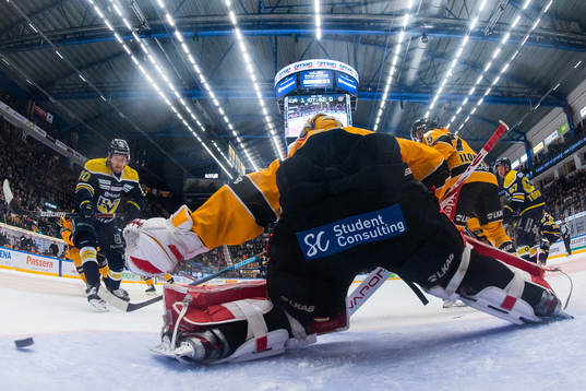 s Linus Sandin med läge mot Luleås målvakt Jesper