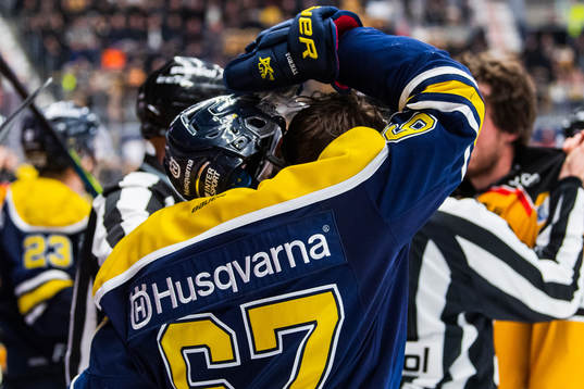 s Christoffer Törngren sträcker sig