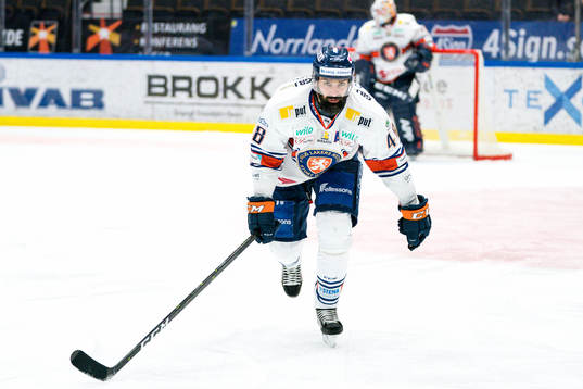 Växjös Daniel Rahimi grinar illa