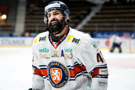 Växjös Daniel Rahimi grinar illa