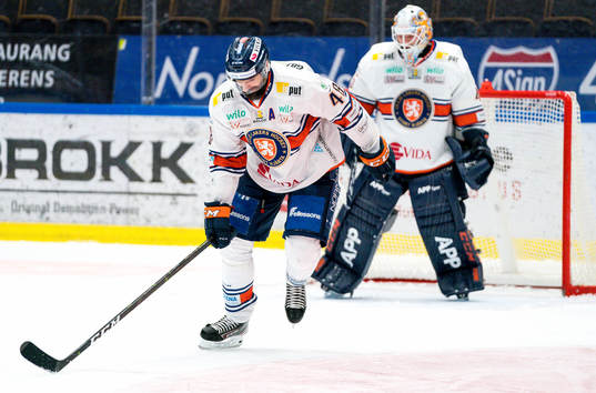 Växjös Daniel Rahimi grinar illa