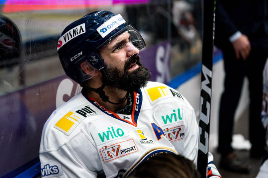 Växjös Daniel Rahimi grinar illa