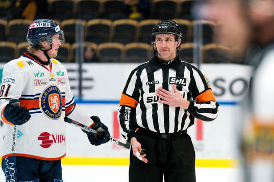 Domare Linus Öhlund med Växjös Fredrik Karlström
